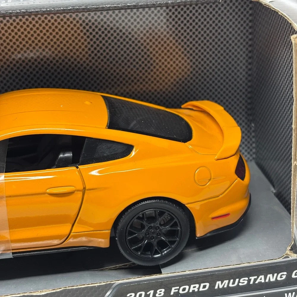 2018 Ford Mustang GT Motor Max American Legends 1:24 Scale Diecast Orange